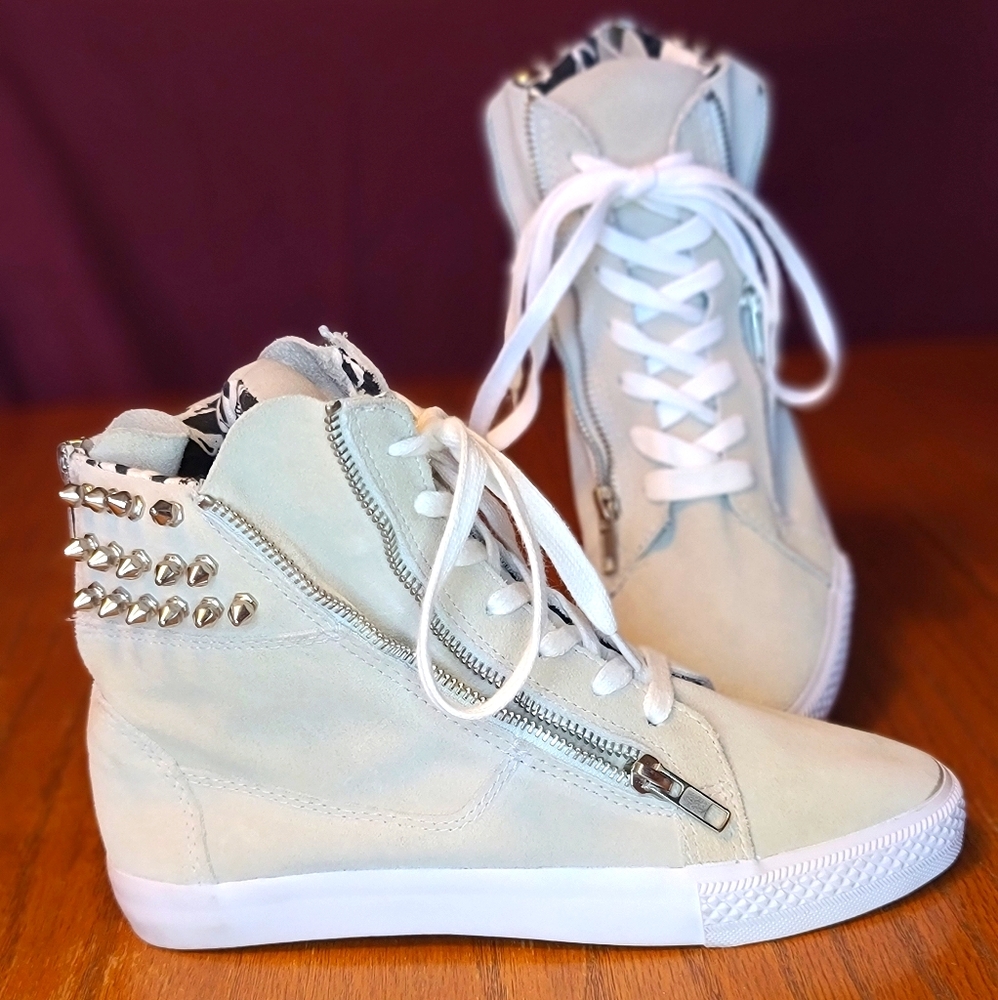 Betsey Johnson Creme Suede Zipper Sneakers 7 - Picture 1 of 7